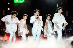 Nhảy nhót ầm ầm trên sân khấu nhưng khán giả lại la hét vì chàng trai khác: Trúc Nhân biết liệu có buồn?