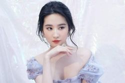 Lưu Diệc Phi ăn vận kín mít nhưng vẫn lộ mặt mộc 'không tỳ vết' ở chốn đông người