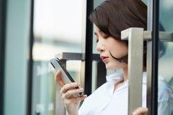 Nhìn cảnh mẹ chồng chăm cháu qua camera mà tôi bật khóc