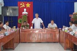 Lãnh đạo huyện Tri Tôn làm việc với xã biên giới Vĩnh Gia