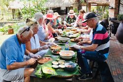 Hơn 570 khách du lịch tàu biển tham quan Nha Trang và Diên Khánh