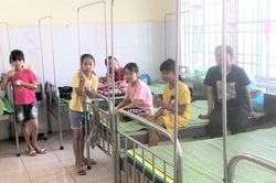 Tạm giữ 4 người tặng bóng bay khiến hàng chục học sinh bị ngộ độc