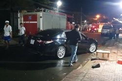 Camry đang chạy bốc cháy sau tiếng nổ, tài xế tử vong