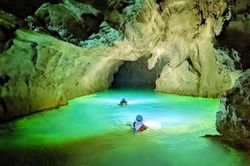 Phát hiện hang động nguyên sơ dài hơn 3,3km ở Quảng Bình