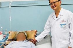 Người phụ nữ 65 tuổi nguy kịch vì hóc xương vịt