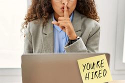 Xu hướng âm thầm nghỉ việc và âm thầm tuyển dụng