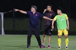HLV Troussier trấn an học trò, lên dây cót tinh thần cho cầu thủ U23 Việt Nam