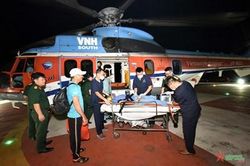 Đưa ngư dân bị giảm áp do lặn sâu từ huyện đảo Trường Sa về đất liền điều trị