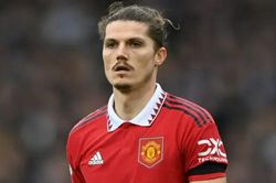Mê mẩn siêu phẩm đá phạt hàng rào của tiền vệ Man United