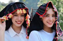 Hoa hậu Thanh Thủy, Tiểu Vy khoe sắc xinh đẹp với khăn Piêu