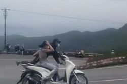 Đi xe máy 'làm xiếc' trên đèo Hải Vân, 2 vợ chồng bị khởi tố