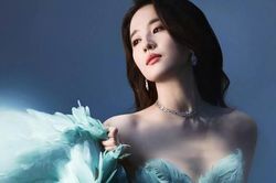 Showbiz 25/3: 20 triệu người xem Lưu Diệc Phi trong tạo hình công chúa khổng tước