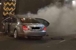 Xe Mercedes-Benz bốc cháy dữ dội, tài xế không kịp thoát thân