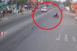 Clip: Vội vài giây, xe máy bị xe ưu tiên tông văng