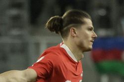 Sabitzer đá phạt ngon hơn cả Messi và Ronaldo, fan MU sướng rơn