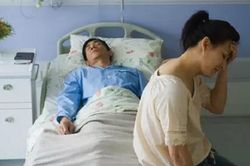 Cái kết đau đớn của người chồng không tin tưởng vợ, giao tiền cho mẹ đẻ giữ