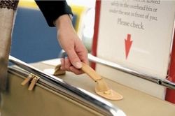 Bộ Công an khuyến cáo việc xách đồ hộ khi chưa biết rõ về hành lý