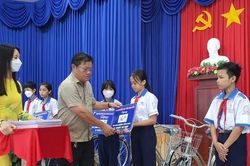 Bạc Liêu: Trao 50 suất học bổng, 20 xe đạp tặng học sinh hoàn cảnh khó khăn