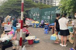 Vỉa hè thành nơi họp chợ giữa tâm điểm giành lại vỉa hè cho người đi bộ