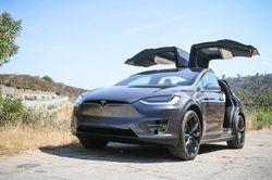 Tesla đã đủ tầm sánh ngang Mercedes-Benz, BMW?
