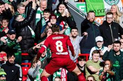Huyền thoại Liverpool nhận phản ứng cực gắt vì ăn mừng trước mặt CĐV đối thủ ở trận đấu từ thiện
