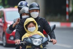 Người dân Hà Nội co ro trong cái lạnh sau những ngày nắng nóng