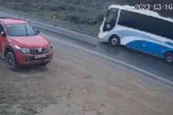 Clip: Drift ở tốc độ cao tránh đối đầu xe tải, ô tô lật, lộn nhiều vòng