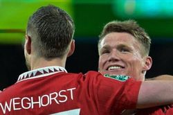 Fan MU yêu cầu McTominay đá tiền đạo cắm thay Weghorst