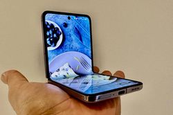 Smartphone màn hình gập, RAM 8 GB, cấu hình 'khủng', giá 20,99 triệu tại Việt Nam