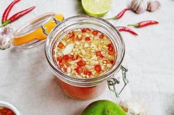 Mẹo làm nước mắm chua ngọt ngon bất bại, tỏi ớt nổi lên đẹp mắt