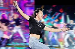 Nam ca sĩ diện áo crop-top được khen 'nam tính nhất', HIEUTHUHAI bị chê 'phèn'