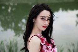 Phản ứng của Địch Lệ Nhiệt Ba sau khi một người đàn ông tố bị fan nữ minh tinh 'tác động vật lý'