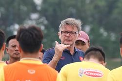 HLV Troussier: 'Đừng lo về kết quả vì tôi là người chịu trách nhiệm'