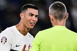 Pha ăn vạ khiến Ronaldo nhận thẻ vàng