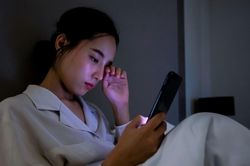 Nhiều người dùng điện thoại đến đêm vì sợ lỡ tin nhắn của sếp