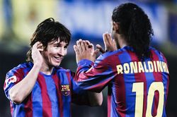 Ronaldinho từng chải tóc cho Messi