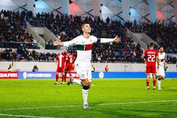 Ronaldo tỏa hào quang rực rỡ khi nối dài kỷ lục vĩ đại, khiến fan cuồng phải lao vào sân