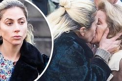 Lady Gaga hôn say đắm phụ nữ đứng bên đường khi quay một cảnh cho 'Joker: Folie à Deux' ở NYC