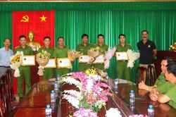 Một tổ chức cứu hộ động vật trao giấy khen cho Cảnh sát môi trường tỉnh Đồng Tháp