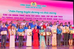 Đẩy mạnh học tập và làm theo tư tưởng, đạo đức, phong cách Hồ Chí Minh trong công nhân, viên chức, lao động