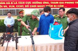 Người dân đổi vũ khí, công cụ hỗ trợ lấy quà