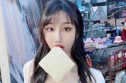Hot girl bán bánh gây ấn tượng mạnh nhờ xinh đẹp, gợi cảm
