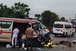 Xe cứu thương biến dạng sau khi tông vào ô tô buýt