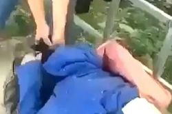 Một nữ sinh bị 10 bạn học đánh 'hội đồng'