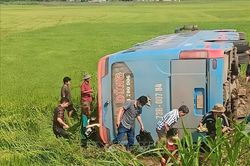 Xe khách lật xuống ruộng lúa làm một người tử vong, nhiều người bị thương
