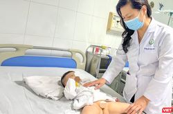 'Bé gái' 2 tuổi được phẫu thuật dị tật bẩm sinh trả lại giới tính nam sau nhiều năm nhầm lẫn