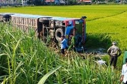 Lật xe khách trên Quốc lộ 1A, nhiều người thương vong