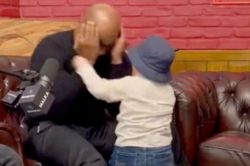 Mike Tyson phải che mặt trước cú đấm của võ sĩ 'tí hon' cao 1m2