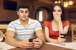 Chồng mở trộm điện thoại, kiểm tra tin nhắn của vợ thì bị xử lý thế nào?