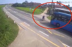 Xe máy sang ngang đường khiến xe khách lao xuống ruộng
